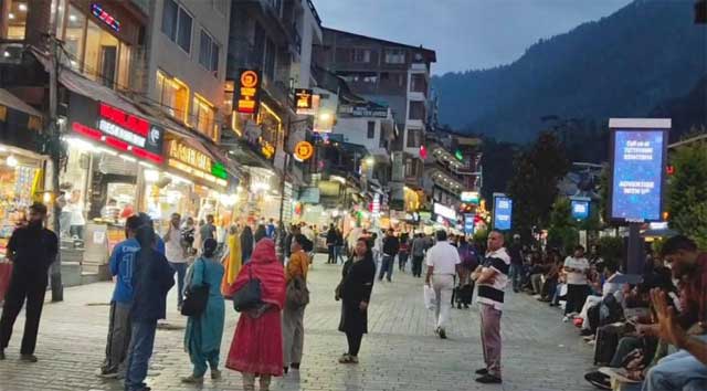 Peoples Enjoy at Mall Road Manali