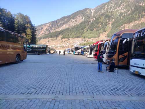 Boarding platform at Volvo Bus Stand Manali